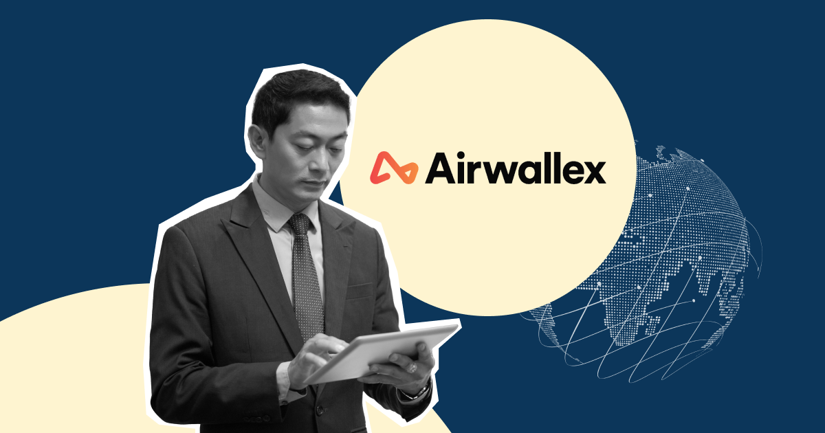 Doanh nhân sử dụng máy tính bảng bên cạnh logo Airwallex và hình địa cầu