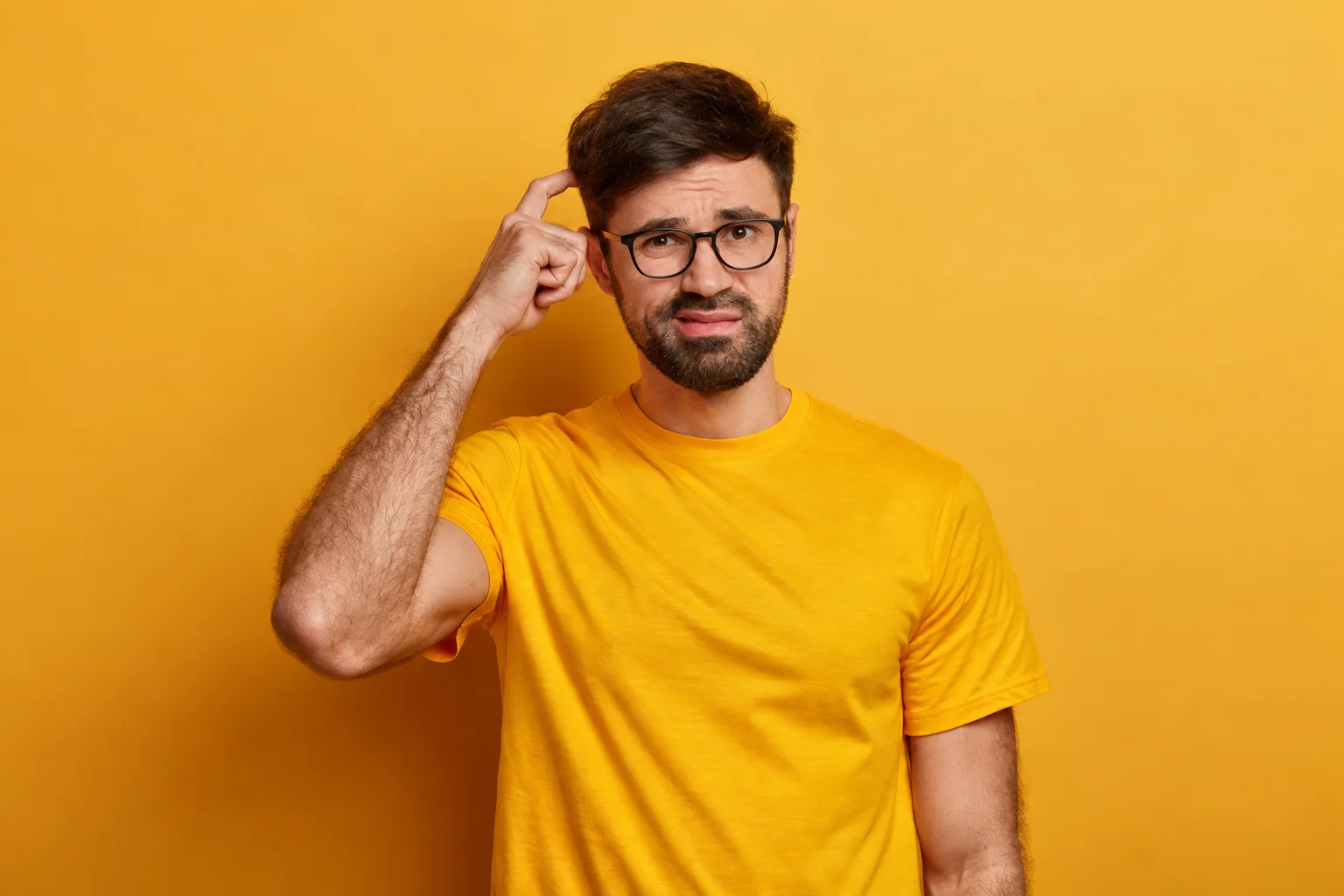 Người đàn ông đeo kính với vẻ băn khoăn