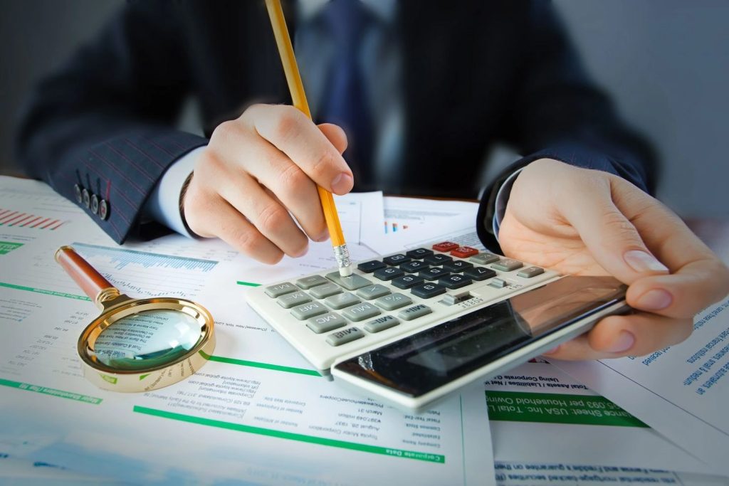 Chuyên viên rà soát máy tính và hồ sơ kế toán