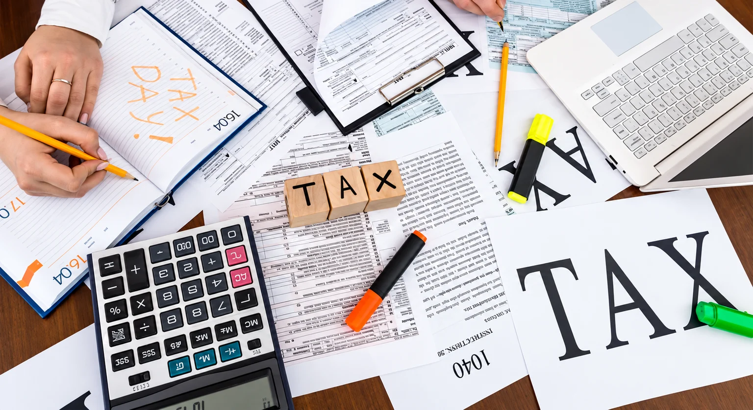 Bàn làm việc với máy tính và hồ sơ thuế