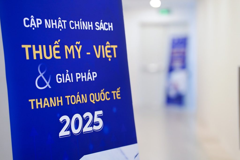 Khách mời làm thủ tục đón tiếp tại sự kiện