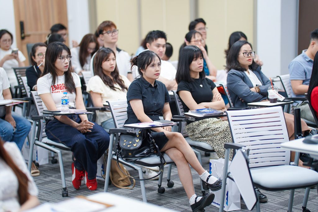 Khán giả trao đổi trực tiếp cùng các chuyên gia