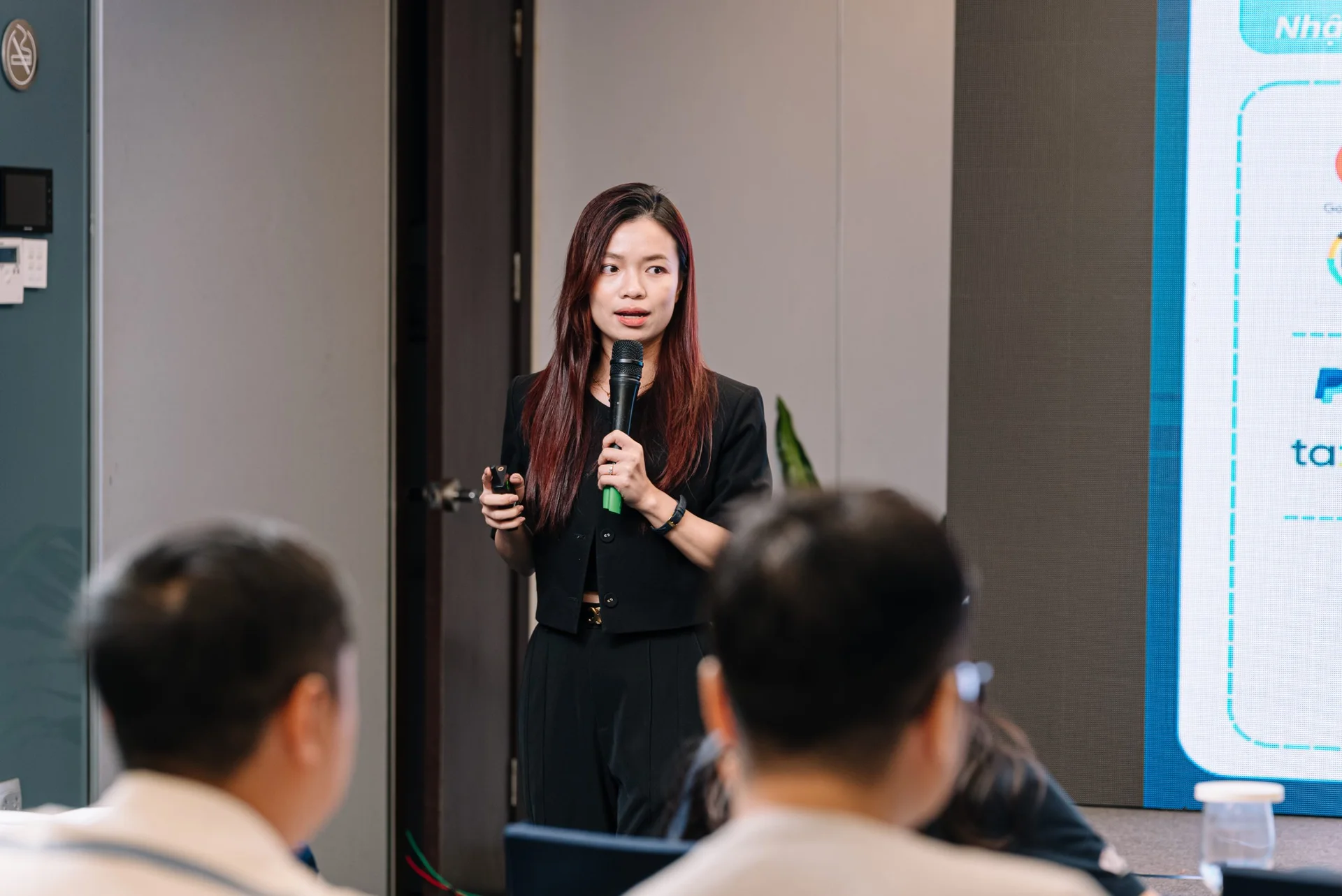 Diễn giả nữ trình bày trước khách mời tại workshop