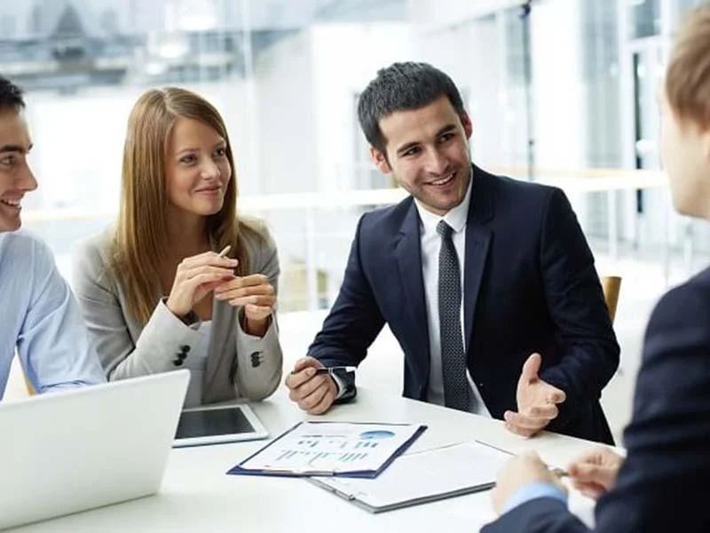 Nhóm người trao đổi tài liệu trong cuộc họp