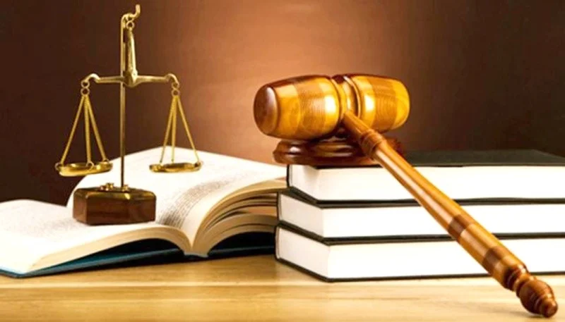 Búa thẩm phán, cân công lý và sách luật