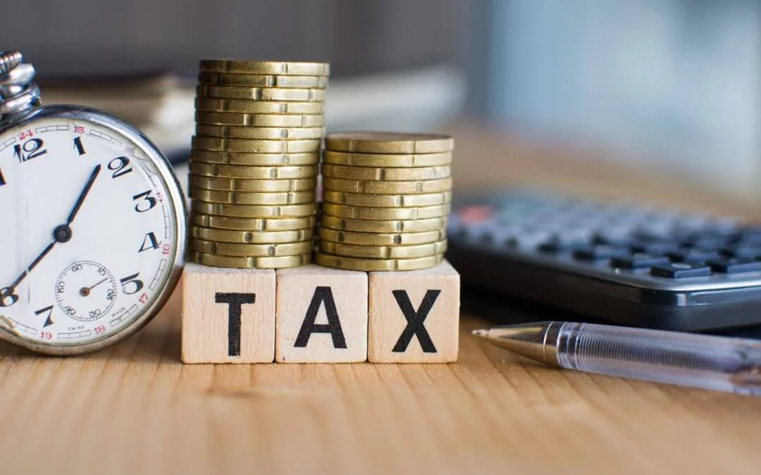 Đồng xu, đồng hồ và các khối chữ TAX