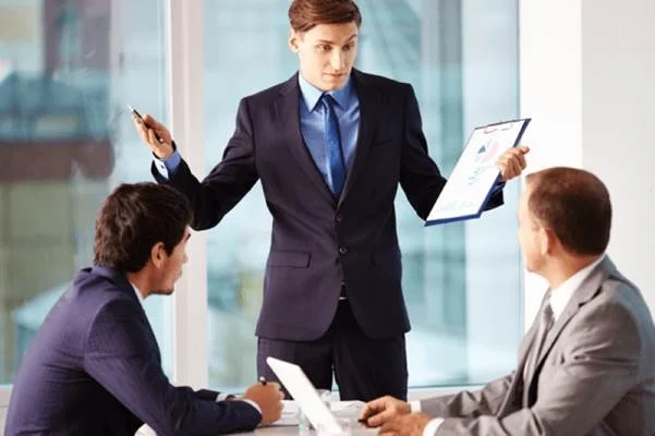 Người điều phối trình bày trong cuộc họp giữa các bên