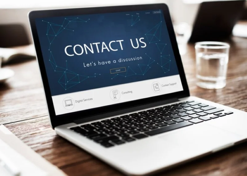 Máy tính xách tay hiển thị dòng chữ Contact Us