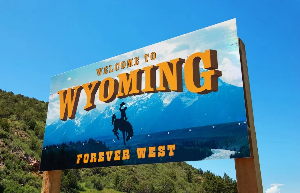 Biển chào mừng đến Wyoming với hình người cưỡi ngựa
