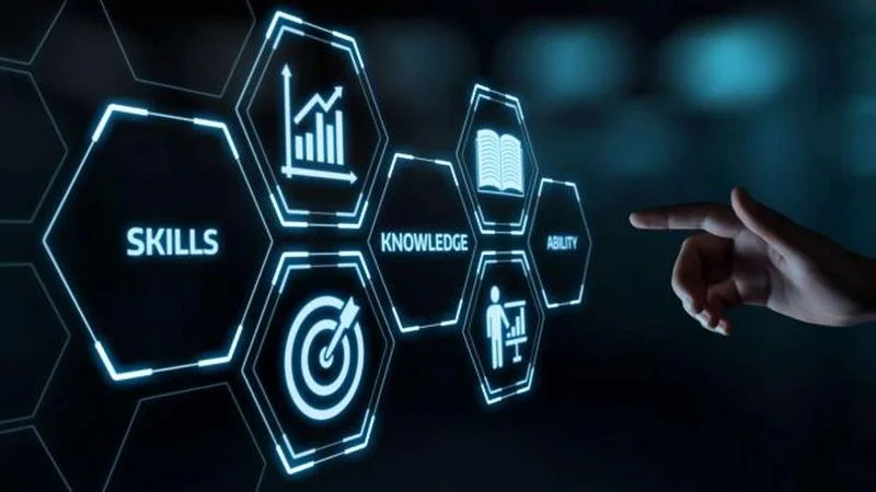 Bàn tay chỉ vào các biểu tượng kỹ năng trên màn hình