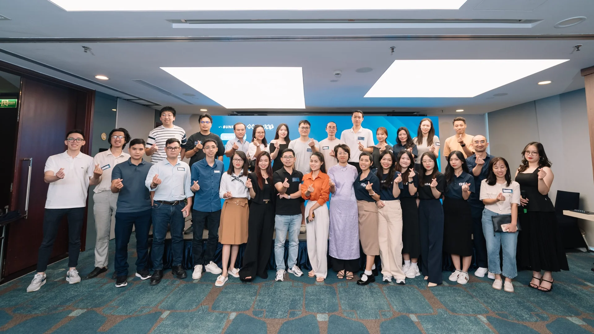 Khách mời và ban tổ chức chụp ảnh tập thể tại workshop