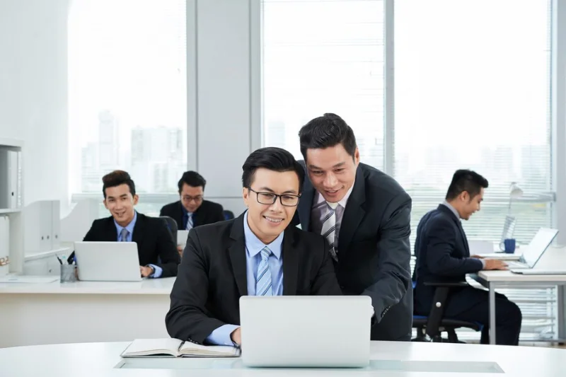 Nhóm người làm việc bằng máy tính trong văn phòng