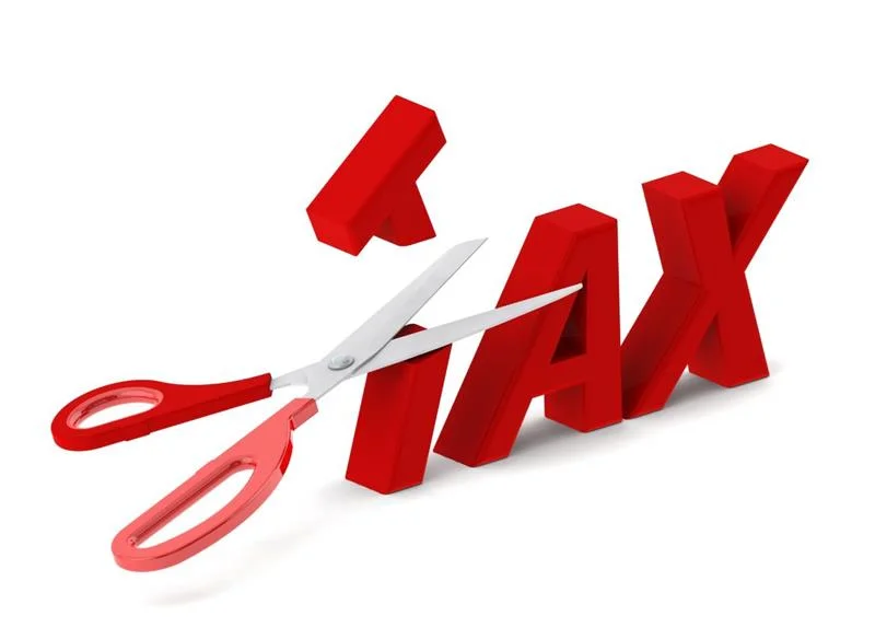 Kéo cắt chữ TAX màu đỏ minh họa chính sách giảm thuế