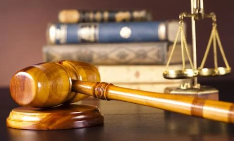 Búa thẩm phán và cân công lý trên bàn
