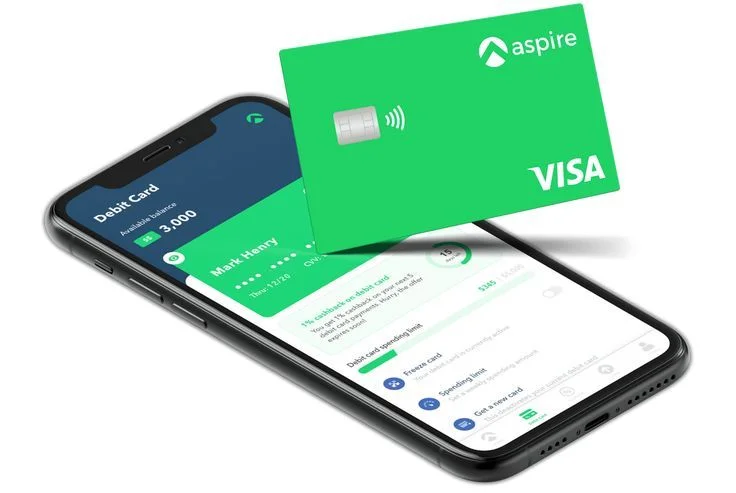 Minh họa thẻ Aspire và ứng dụng quản lý tài khoản trên điện thoại