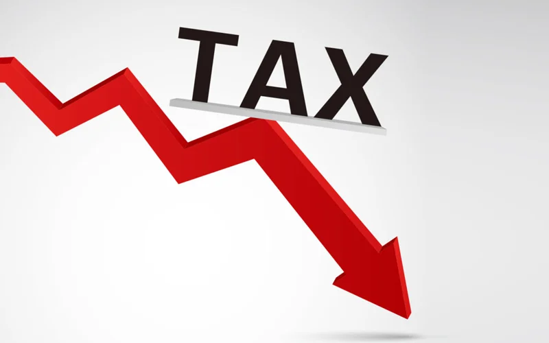 Chữ TAX và mũi tên đỏ hướng xuống minh họa giảm thuế