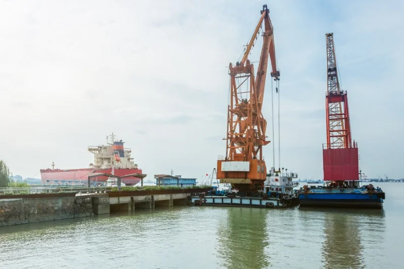 Cần cẩu và tàu tại khu vực cảng biển.