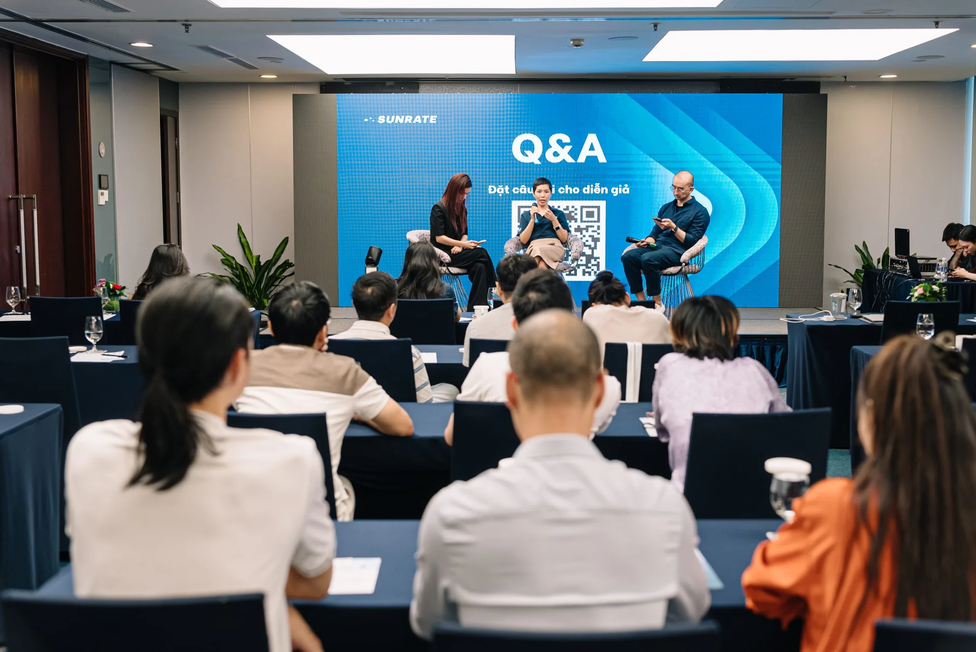 Các diễn giả trả lời câu hỏi của người tham dự tại workshop