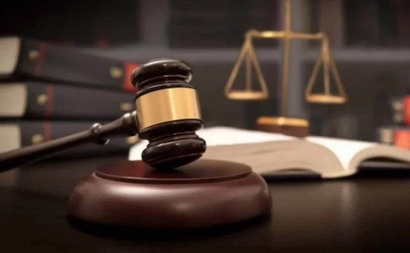 Búa thẩm phán trên bàn với cân công lý phía sau